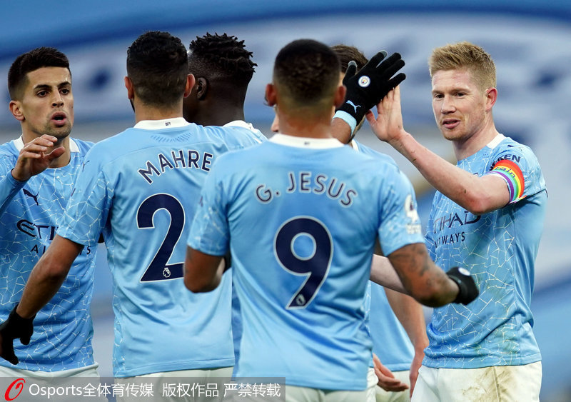 吉文：可能我有点老派，看不惯加纳乔走路歪着身子还挂条链子（吉文自认有点老派：不习惯加纳乔斜着身走还戴链子）